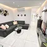 4 Bedroom With Swimming Pool *