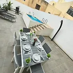 4 Bedroom With Swimming Pool *