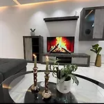 4 Bedroom With Swimming Pool *