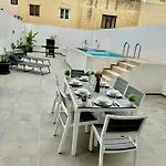 4 Bedroom With Swimming Pool *