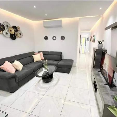 4 Bedroom With Swimming Pool *