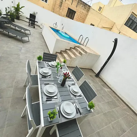4 Bedroom With Swimming Pool *