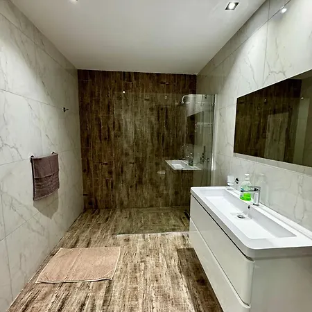 Apartment 4 Bedroom With Swimming Pool *