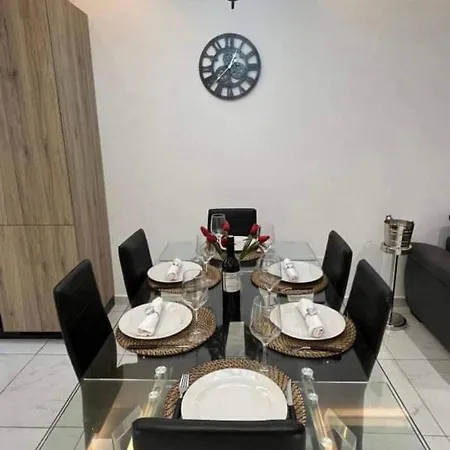4 Bedroom With Swimming Pool *