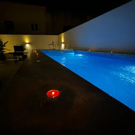 4 Bedroom With Swimming Pool *