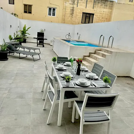 4 Bedroom With Swimming Pool *